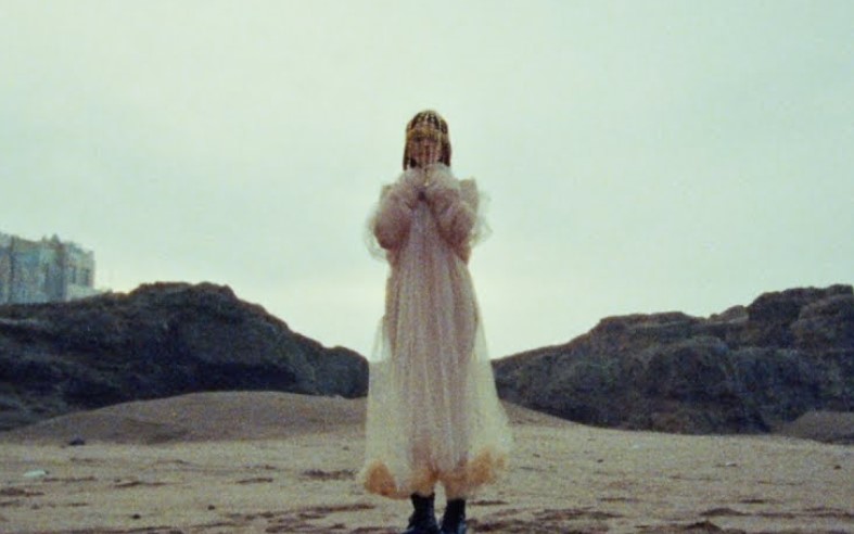 [CLIP] Lolo Zouaï – Desert Rose