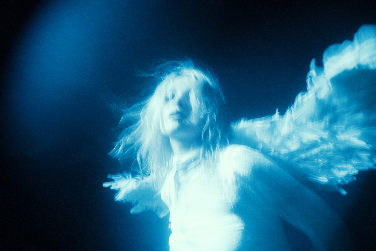 [CLIP] Lolo Zouaï – Holding On